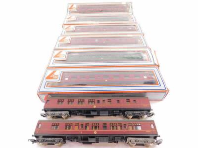 Six Lima OO gauge coaches, British Railways red or green livery, boxed, and two further coaches, unboxed (8)