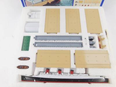 A Hornby Minic Ships die-cast model of an ocean terminal set, including the RMS Queen Mary, scale 1:1200,. together with a model of the SS United States, both boxed. (2) - 2