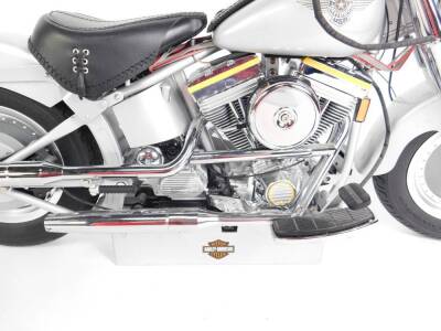 A DeAgostini scale model of a Harley Davidson motorcycle, together with part works, 57cm L. - 2