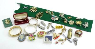 A small selection of costume jewellery and effects, to include Wedgwood brooches, Art Deco style clips, silver bangle, trinket boxes etc. (1 box)