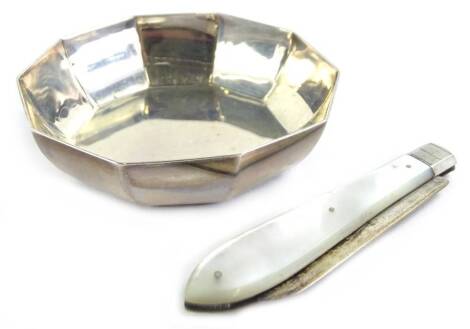 An Elizabeth II small silver bowl, engraved to the reverse Roche above two crests and the date 1908-1958 London 1958, 1½oz, and a 19thC mother of pearl fruit knife with silver blade. (2)