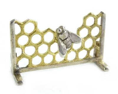 A late 20thC silver menu holder, with silver gilt honeycomb and a bee, London hallmark indistinct, maker G & CC.