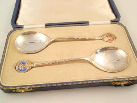 A cased pair of commemorative silver spoons