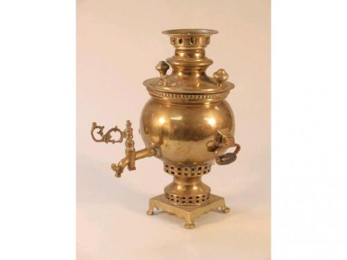 An early 20thC brass samovar with loop handles