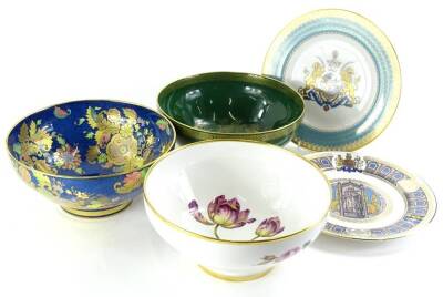 Various collectable plates, bowls etc., to include Spode, floral pattern in a lustre finish on blue ground 26cm diameter, another with oriental design with flowers and two cabinet plates, various marks beneath. (a quantity)