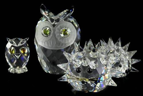 Various Swarovski crystal, to include hedgehogs and owls.