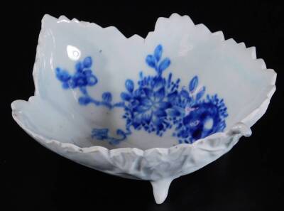 A mid 18thC Vauxhall porcelain pickle leaf dish, painted in blue and white with an oriental landscape, supported on three feet, c1755, 95cm W.