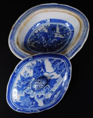 An 18thC Chinese export blue and white porcelain dinner service, to include lidded tureen, 25cm H, two lidded vegetable dishes, serving plate, ladles, further plates, dishes, side plates, etc., each decorated with buildings and trees with an outer geometr - 5