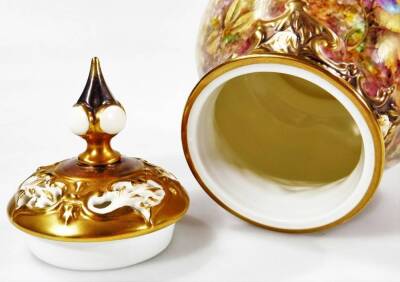 A 20thC Royal Worcester fruit painted potpourri jar and cover, by John Reed, handpainted with autumnal fruits, raspberries, peaches and grapes, with gilt highlights, on a circular foot, with compressed domed part pierced cover, no. H291B, 18cm H. - 3