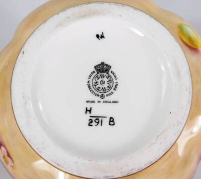 A 20thC Royal Worcester fruit painted potpourri jar and cover, by John Reed, handpainted with autumnal fruits, raspberries, peaches and grapes, with gilt highlights, on a circular foot, with compressed domed part pierced cover, no. H291B, 18cm H. - 4