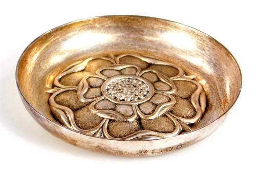 An Elizabeth II silver dish, set with Tudor Rose, London 1974, 8cm Dia., 2oz.