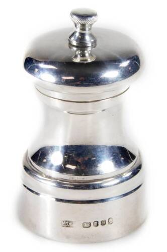 An Elizabeth II silver pepper grinder, of inverted form, London 1977, 8cm H, 3½oz all in.