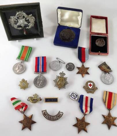 Various WWII medals and related items, etc., to include 1939-45, Italy, France, Germany and Africa Stars, Campaign and Victory Medals, other medallions, Red Cross Society and other cap badges, an elaborate helmet style badge, Captain badge, 4cm W, an Inni