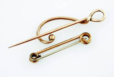 Two items of jewellery, comprising a gold plated bar brooch and a yellow metal pin, with abstract twist design, marked 973 patent pending, yellow metal unmarked, 2.3g.