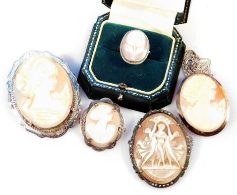 Various cameo jewellery, to include four cameo brooches, one in silver plated frame, and a silver cameo rose dress ring. (a quantity)