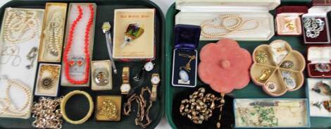 A quantity of costume jewellery, to include fashion brooches, faux pearl necklaces, gold plated necklaces, wristwatches, etc. (1 tray)