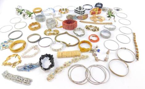 Vintage and other costume jewellery bracelets, including a silver plated charm bracelet, stone set bangles, paste stone set bracelets, gold plated bracelets, silver plated bangles, etc. (1 bag)