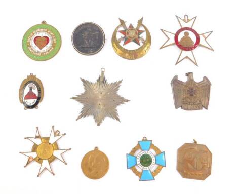 A Third Reich National Socialist War Victims Care badge 1916 Eiseiner Zeit Medal, brooch mounted, Schlaraffia badges, and sundries. (qty)