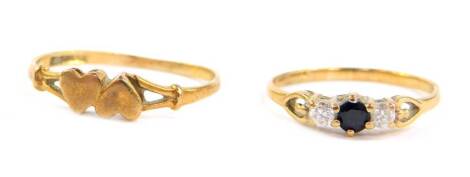 Two 9ct gold dress rings, to include a 9ct gold heart twist ring, and a 9ct gold three stone set dress ring, 2.2g all in.