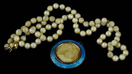 Two items of jewellery, to include a faux pearl necklace with 9ct gold clasp (AF), and a silver and blue enamel pendant, with blue enamel border around a portrait, 2.5cm dia.