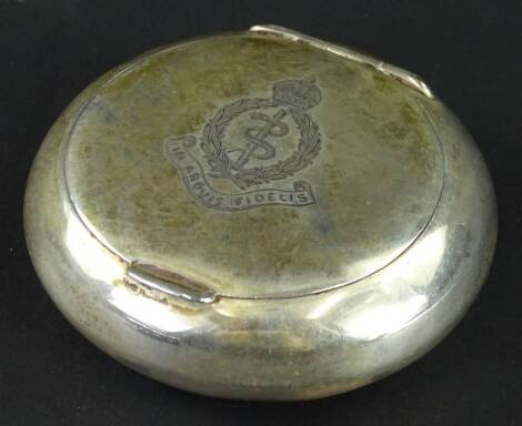 A George V silver pill box, the hinged lid engraved with a crest, Latin motto the mark of the Royal Army Medical Corps, 1¾oz, 7cm W.