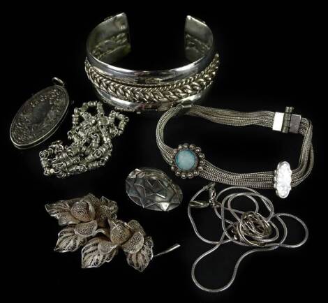 Various silver and silver plated jewellery, to include pendants, silver bracelet with engraved design, filigree floral brooches, silver plated locket etc. (a quantity)