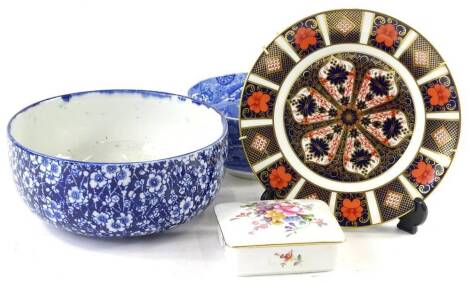 A collection of ceramics, to include a Royal Crown Derby 1128 pattern plate, Copeland Spode Italian bowl etc.