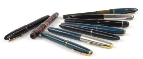 Various early plastic or Bakelite fountain pens, to include some Parker etc.