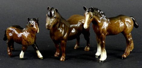 Three Beswick horses, a pony and two brown foals, various sizes.