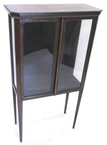 An early 20thC Continental mahogany and brass inlaid display cabinet, with two glazed doors, on square tapering legs, 58cm W.