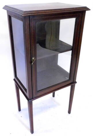 An Edwardian mahogany and checker banded display cabinet, with a single glazed doors, on square tapering legs, 52cm W.