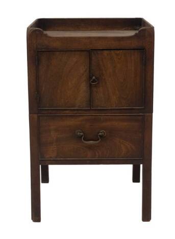 A George III mahogany night commode, with tray top, two panelled doors over a pull out drawer base, with brass swan neck handle and chamferred square legs, 80cm H, 50cm W, 50cm D.