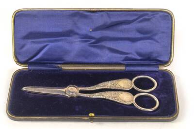 A pair of late Victorian silver grape scissors, with engraved scroll handles, Sheffield 1894, makers Allen & Darwin, 3.33oz, in fitted case.