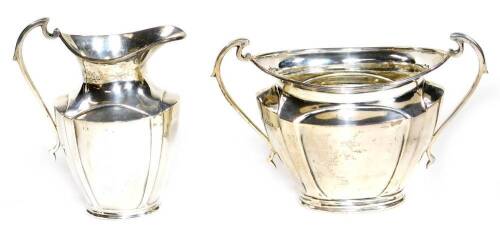 A George V silver two piece tea service, comprising of a milk jug and two handled sugar bowl, 11cm H, Sheffield 1918, 9½oz. (2)