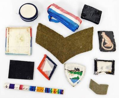 Various army issue WWI and another iron on military badges, to include Desert Rat, 6cm H, lion, epaulette, etc. (a quantity) - 2