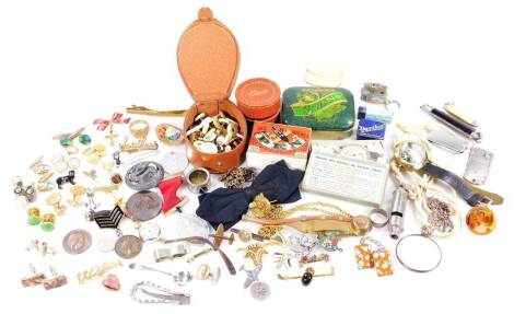 A quantity of mixed jewellery and trinkets, to include bar brooches, cuff links, pen knife, brass watch chains, whistle, wristwatches, etc. (1 box)