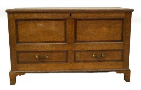 An 18thC oak mule chest, with mahogany crossbanded lift top, over two similar banded panels, and two similar faux drawers with brass swan neck handles, on bracket feet, 77cm H, 125cm W, 54cm D.