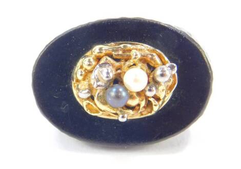 An 18ct gold carved wood and seed pearl ring, of oval nest design, size Q, 10.1g.