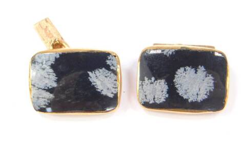 A pair of 9ct gold and agate cuff links, 8.8g.