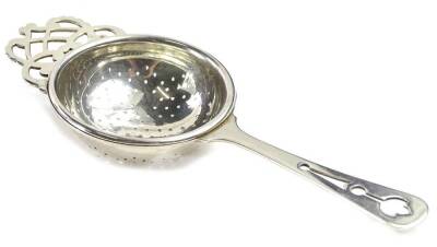 An Elizabeth II silver tea strainer, with a pierced handle, Birmingham 1963, 1oz.