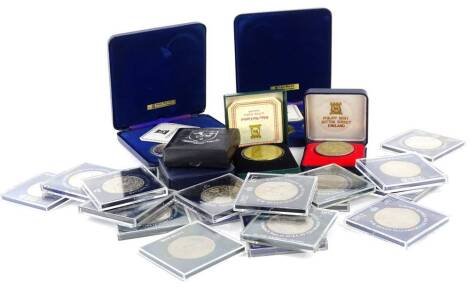 A large quantity of commemorative crowns, Isle of Man issue crowns, 25th Anniversary of the coronation of Elizabeth II coin set etc.