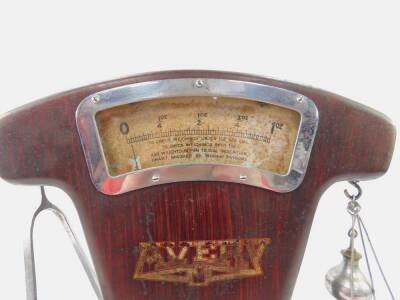 A set of early 20thC W & T Avery Ltd grocery scales, Regd no.694226, metal with a faux wood finish, to weigh to 1lb, model no.A534/4928, bears plaque to front engraved vibration regulator, on a rectangular mahogany base, 45cm W. - 2