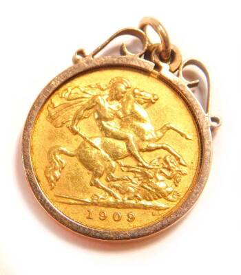 An Edward VII gold half sovereign 1909, in a 9ct gold pendant mount, 5.2g all in. - 2