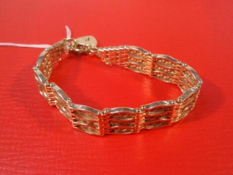 A heavy 9ct gold gate bracelet with padlock clasp