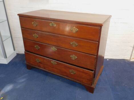 A George III oak chest of drawers, with four long graduated drawers, raised on bracket feet, 99cm H, 123.5cm W, 55.5cm D.