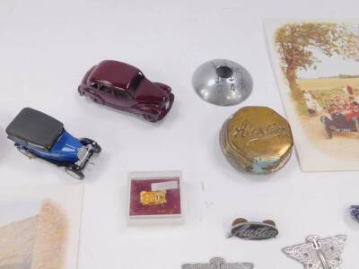 Austin memorabilia, to include to brass wheel nuts, Dinky die cast Austin Devon, further die cast vehicles, badges, postcards, etc. (1 tray) - 3