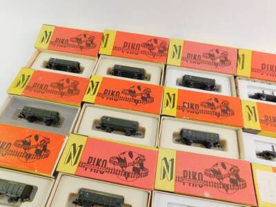 Various Piko Siba N gauge train and railway accessories, 4020 Werk Halle, etc, signals, all boxed. (qty) - 2