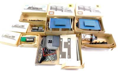 Various TeMos N gauge railway accessories, N/T coal station, boxed, other accessories, 513/00567 engine shed, 513/565 diesel tank, Dieseltankstelle, etc, all boxed. (qty)