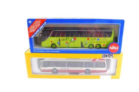 A Sikau die cast model of a Coach, scale 1:55, 3729, and a Lion Toys model of a Daf Novio Bus, both boxed. (2)