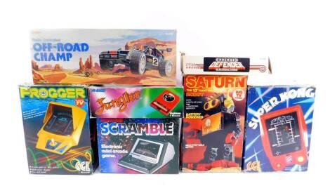 Electronic and battery operated games and toys, comprising a Saturn 13" Giant Walking Robot, Ellis Eye Game Juggler, Frogger, Arcade Defender, Grandstand Scramble, Super Kong, and a Tandy Radio Controlled Off-Road Champ, all boxed. (7)